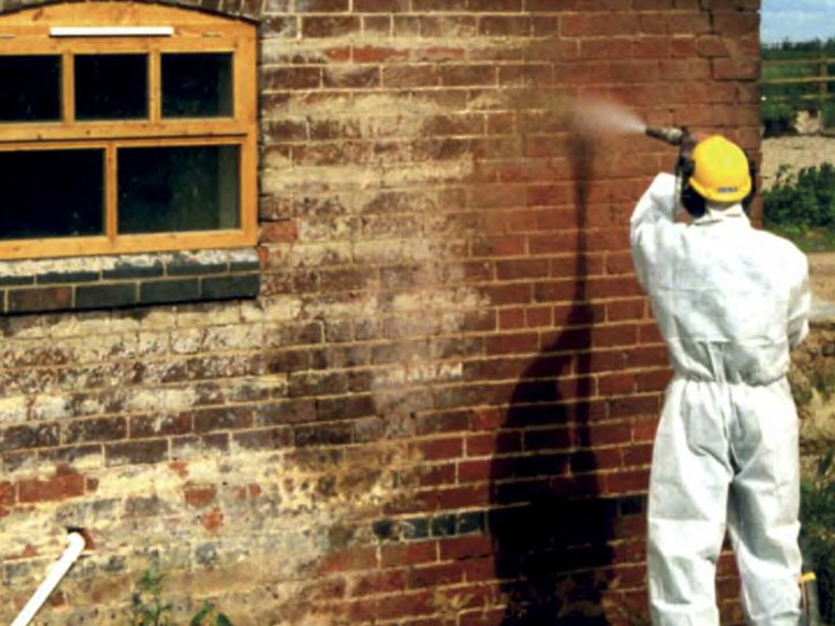 Building restoration - paint removal from brickwork