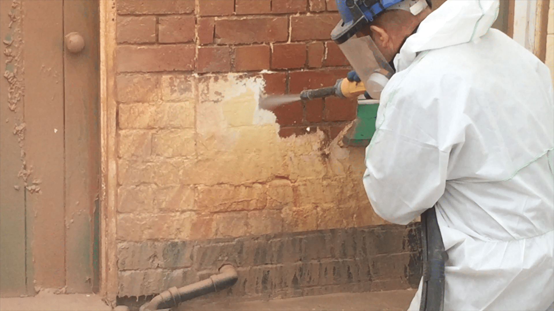 What is the difference between wet and dry sand blasting?